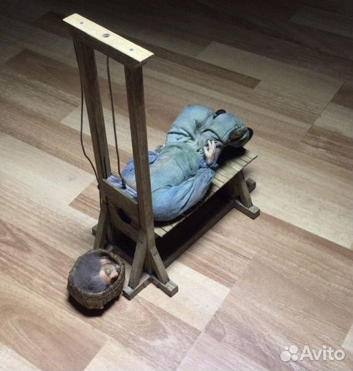 Макет гильотины с преступником, Ручная работа