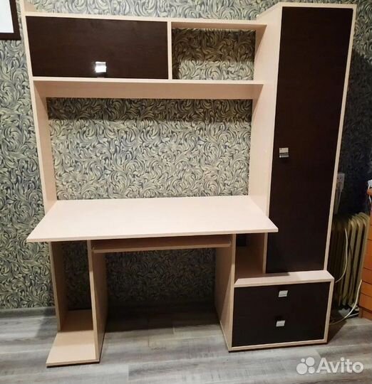 Компьютерный стол с полками