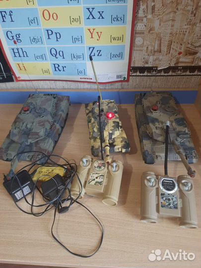 Игрушечный танк на пульте управления