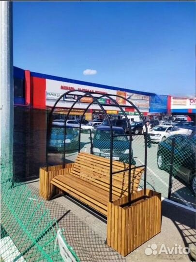 Скамья с аркой