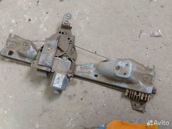 Peugeot 308 стеклоподъемник задний правый