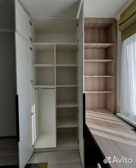 Шкаф распашной с рабочей зоной у окна