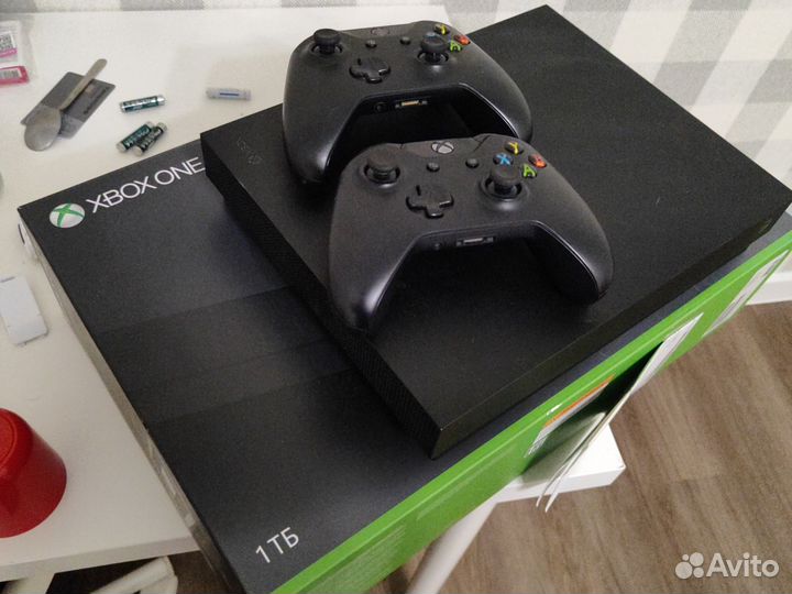 Xbox One X + 2 геймпада + купленные игры бу
