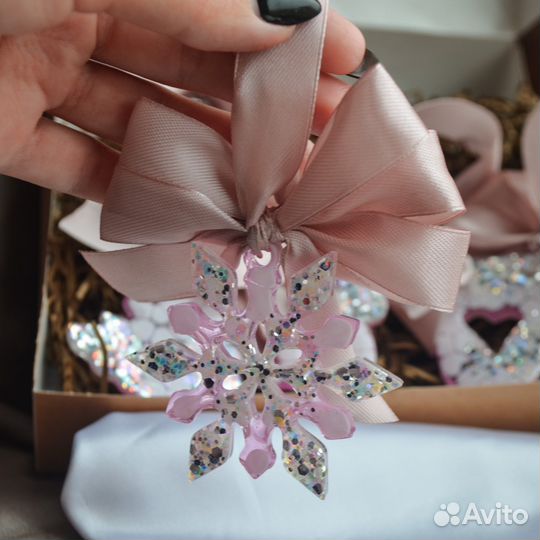 Розовые елочные игрушки из эпоксидной смолы