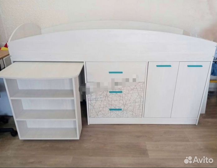 Детская кровать чердак со столом и шкафом бу