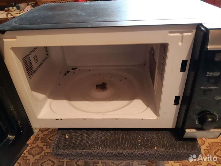 Тарелки И микроволновка рабочая