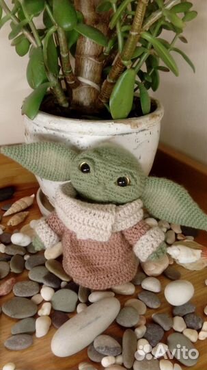 Игрушка Бэби Йода, связанная крючком