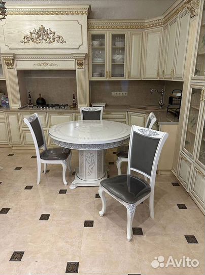 Стол и стулья в гостиную. В наличии