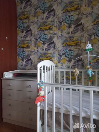 Детская кроватка с маетником и тумбочкой