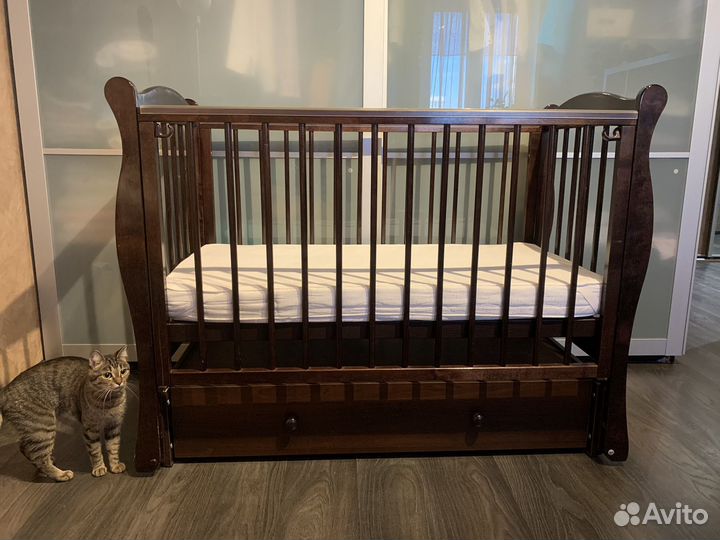 Детская кроватка с продольным маятником
