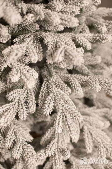 Новогодняя ель литая заснеженная 