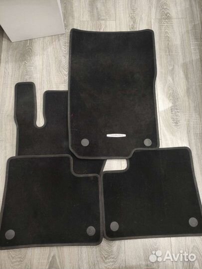 Оригинальные велюровые коврики в Mercedes GLE