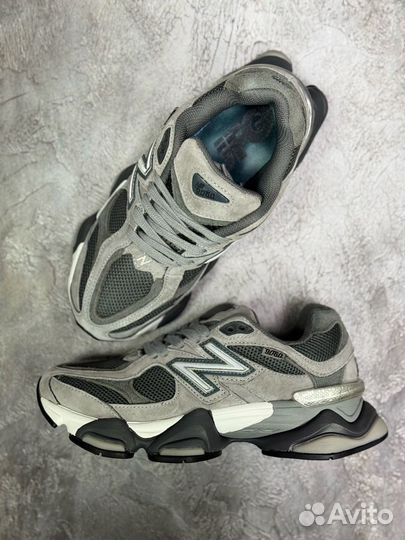 Кроссовки женские