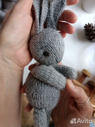 Игрушка ручной работы зайчик вязаный спицами