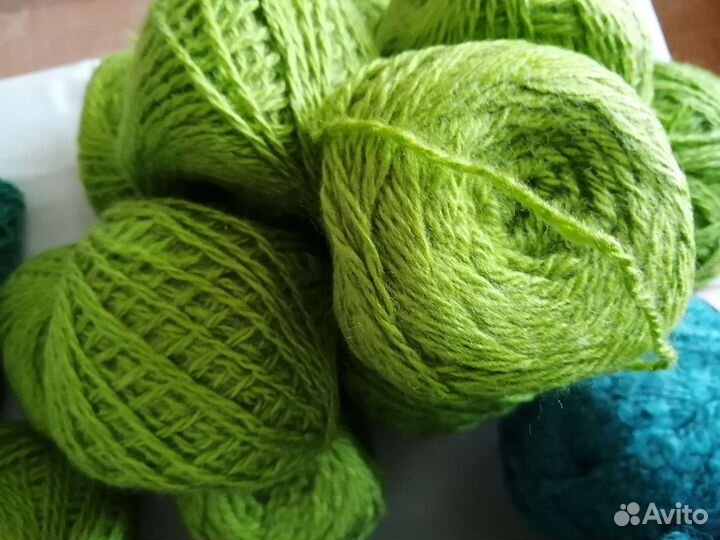 Продам нитки зеленого цвета