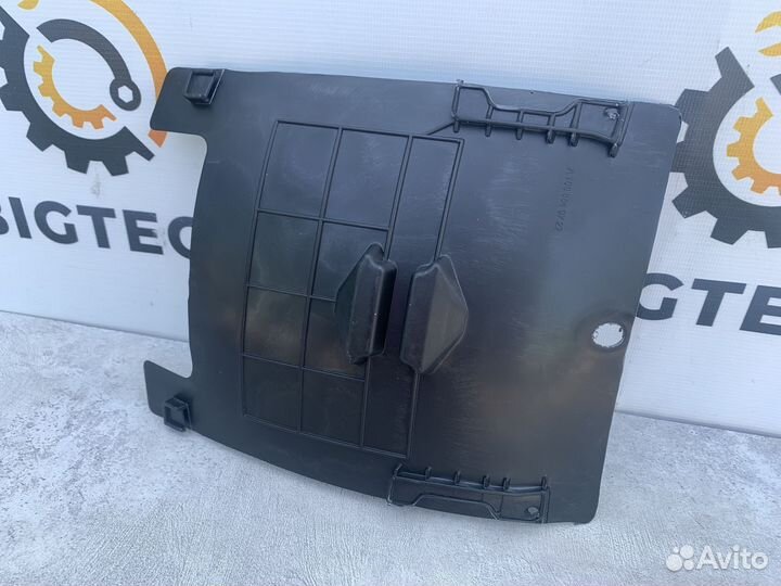 Сервисная крышка подкрылка Mercedes A1668841000