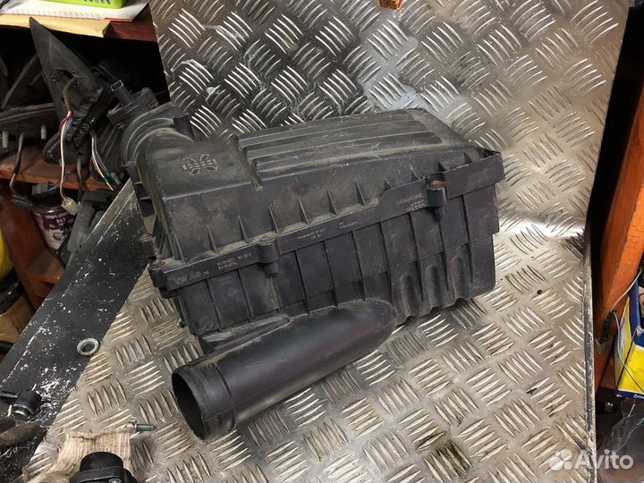 Корпус воздушного фильтра Volkswagen Audi