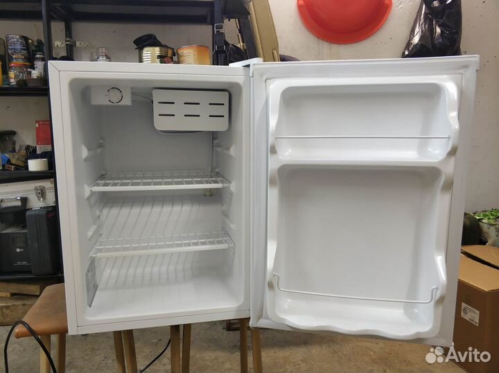 Холодильник Comfee RCD98WH1R, однокамерный, 66 л