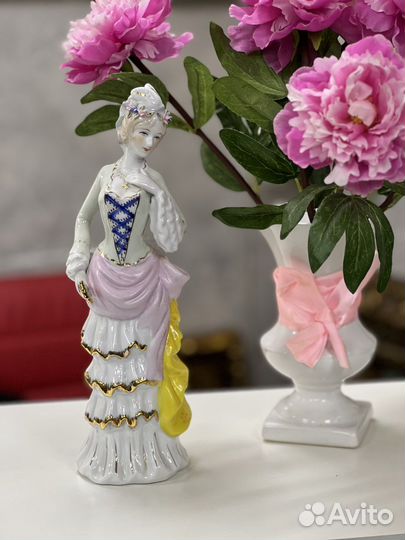 Фарфоровая статуэтка 