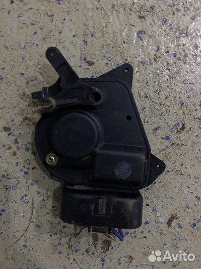 Замок двери передний правый Toyota Ipsum SXM10