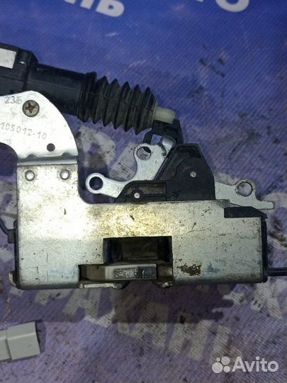 Передний правый замок двери Chevrolet Niva