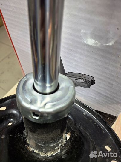 Амортизатор передний правый бу Toyota Camry 50