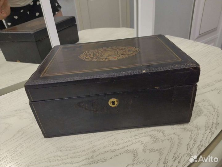 Старинная деревянная шкатулка
