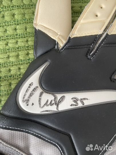 Вратарские перчатки с автографом Игоря Акинфеева