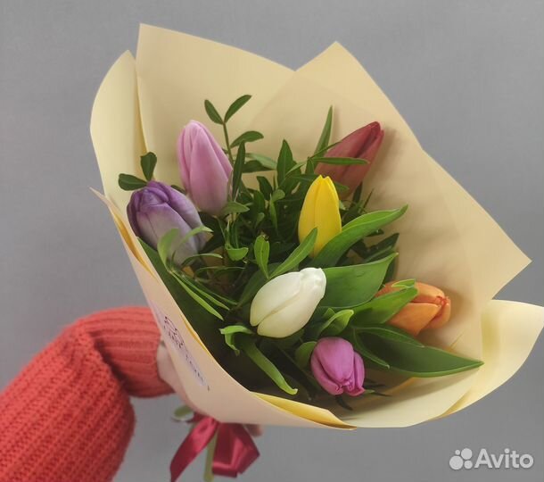 Букет 7 тюльпанов микс с фисташкой в матовой пленк