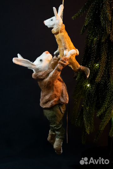 Елочная игрушка зайцы