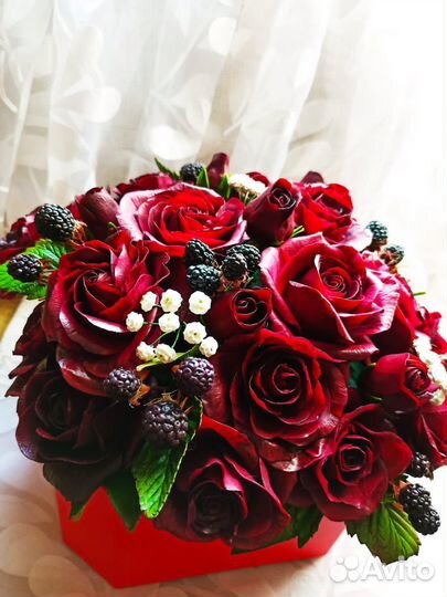 Шикарная корзина роз из холодного фарфора