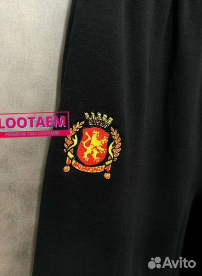 Штаны оверсайз Balenciaga soccer на руках