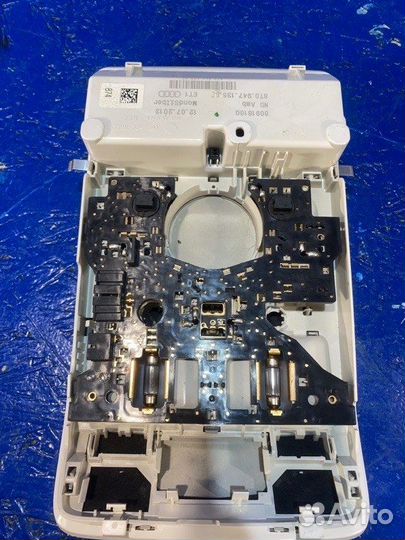 Центральный плафон освещения салона передний Audi