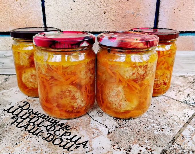 Домашние котлетки с густой подливкой и овощами