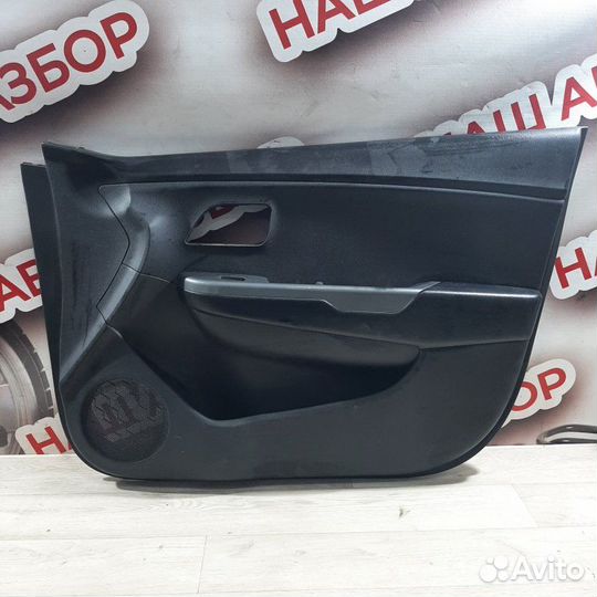 Обшивка боковой двери передняя правая Kia Rio 3