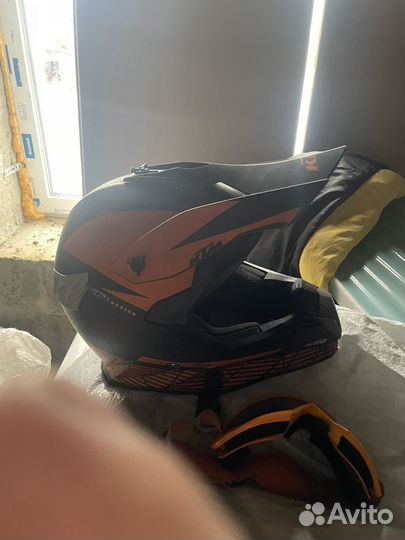 Кроссовый шлем и очки