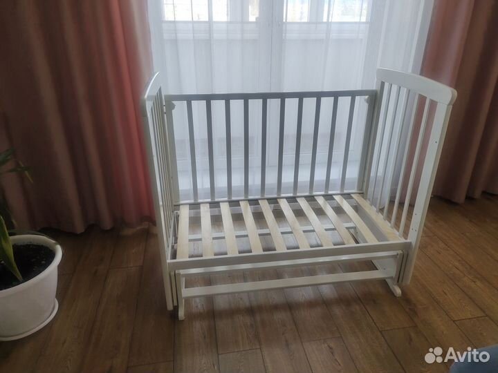 Детская кроватка с маятником