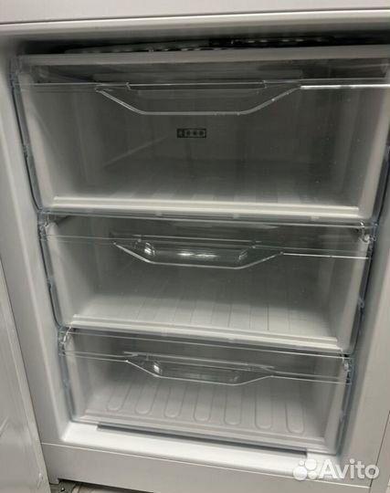 Холодильник Indesit бу 3года