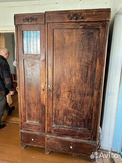 Шкаф платяной старинный