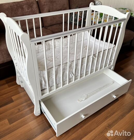 Детская кроватка с маятником и ящиком