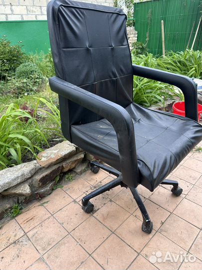 Офисное кожаное кресло