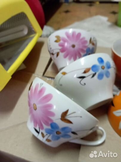 Посуда в коробках чашки блюдца тарелки