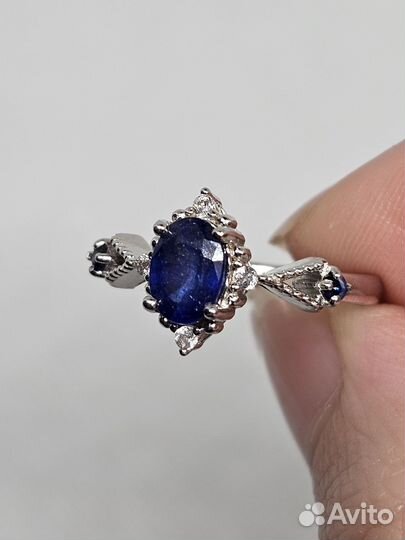 Серебряное кольцо с сапфирами