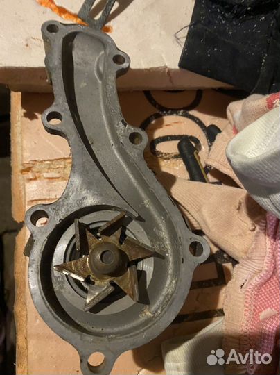 Помпа и корпус термостата с термостатом