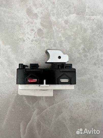 Кнопка стеклоподьемника задней правой двери