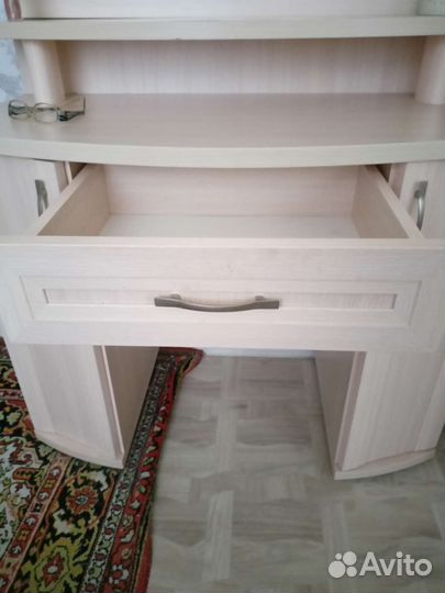 Туалетный столик с зеркалом