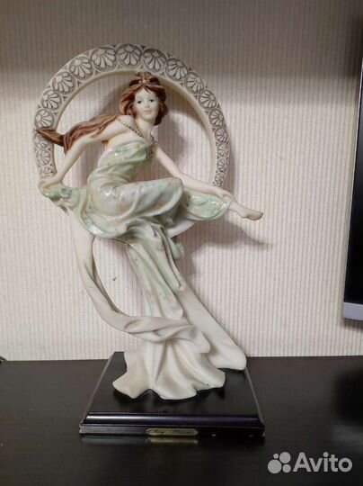 Статуэтка Девушка