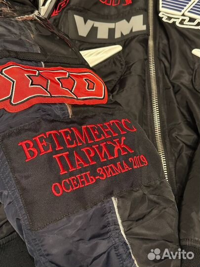 На руках Vetements Alpfa Racing bomber