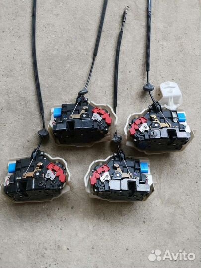 Замок двери Фольксваген Тауран