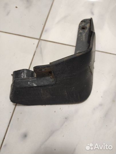 Брызговик передний правый Chevrolet Lanos